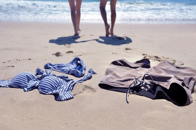 Cap vo chong Anh tim nhan vien chuyen nha khoa than hinh anh