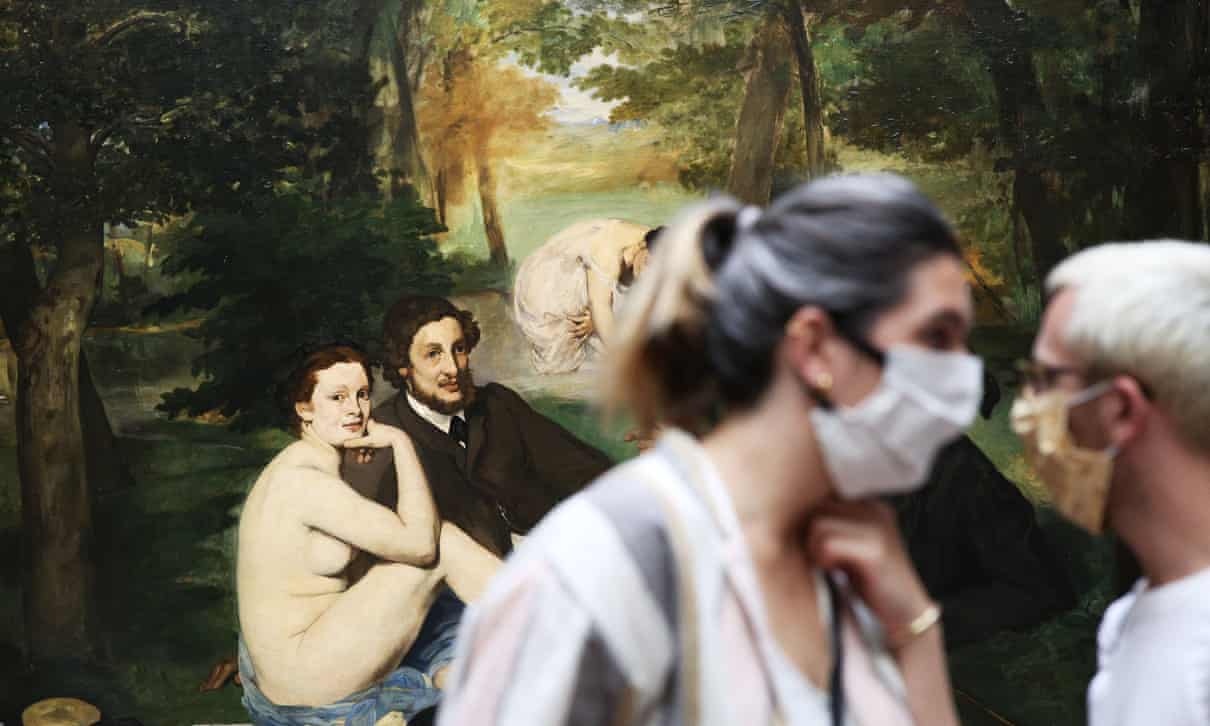 cam mac vay xe nguc vao bao tang anh 2