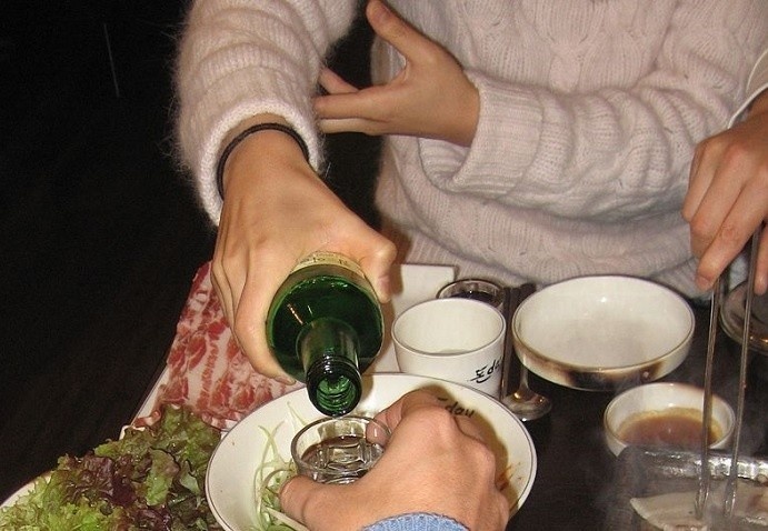 Bar dong cua, dan Han den nha nghi uong ruou hinh anh