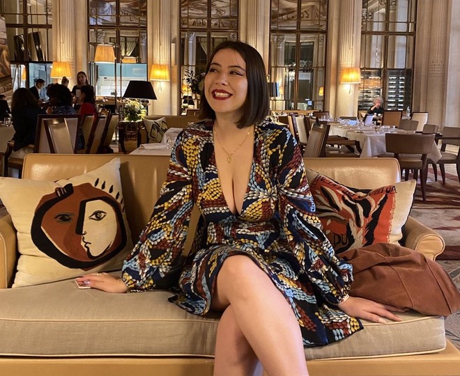 cam mac vay xe nguc vao bao tang anh 1