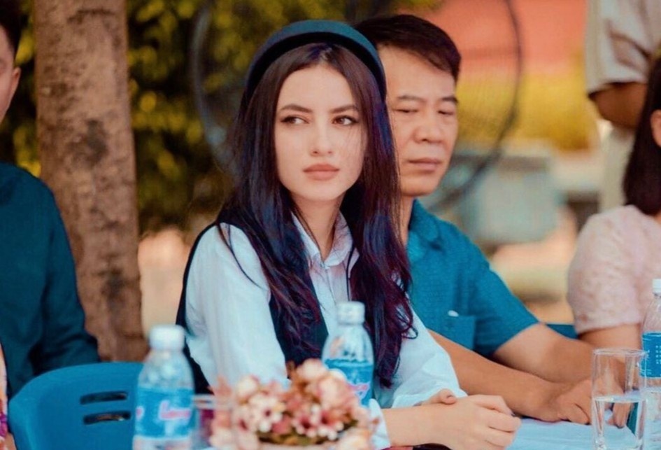 Co giao Albania gay chu y trong le khai giang o Ha Noi hinh anh