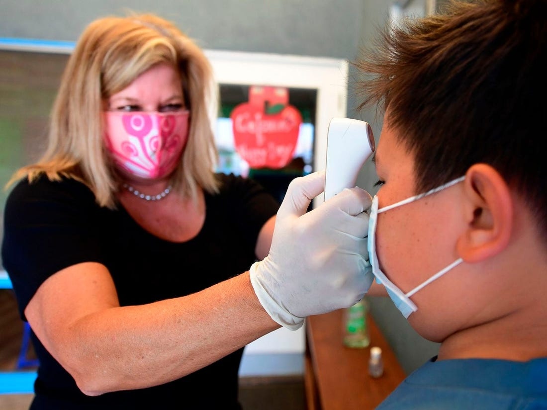 kien truong bat hoc sinh deo khau trang anh 1