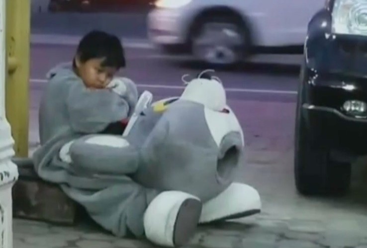 Cau be 9 tuoi di bo 10 km moi ngay de kiem tien hinh anh