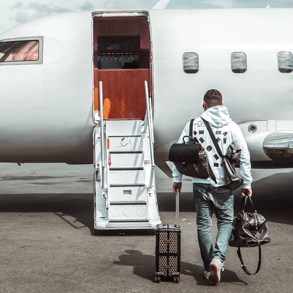 nguoi giau du lich mua dich anh 1