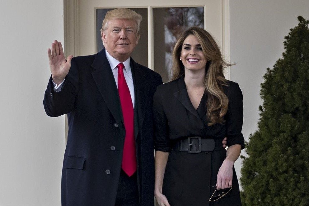 Chan dung nu co van mac Covid-19 than can voi ong Trump hinh anh