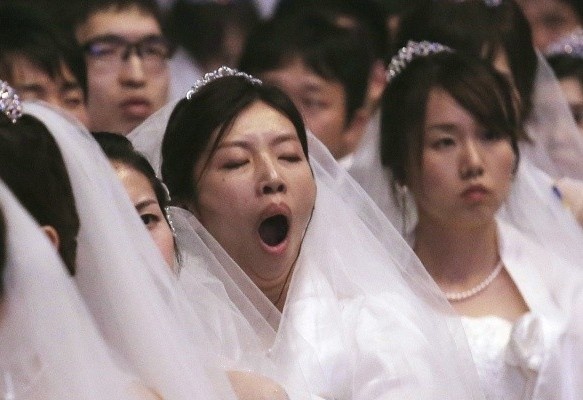 Ve nghi le, nguoi tre Trung Quoc so bi giuc cuoi, hoi luong hinh anh