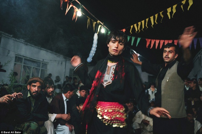 cuong hiep be trai o Afghanistan anh 4