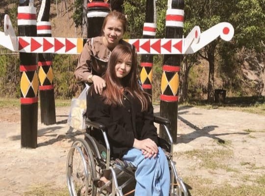 Co gai Binh Phuoc 13 nam lam 'doi chan' cho ban than hinh anh