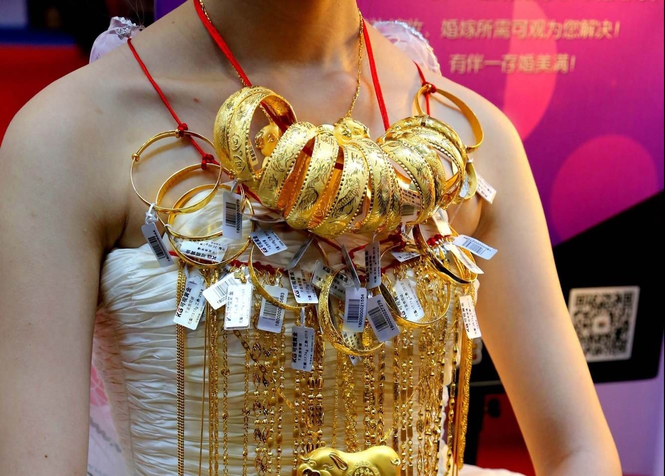 Dan ong Trung Quoc ngai lay vo vi so bi 'het gia' sinh le hinh anh