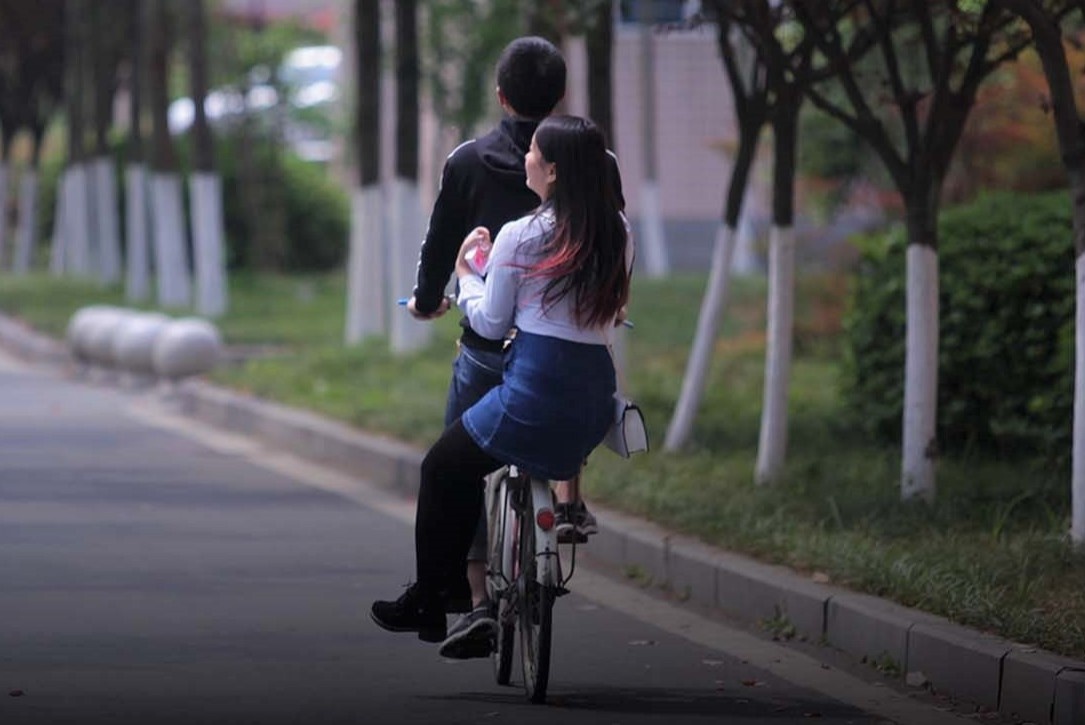 Sinh vien Trung Quoc mong truong day ve chuyen hen ho, tinh duc hinh anh