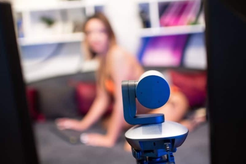 Bi bat vi dung anh nong tong tien ban gai cu hinh anh