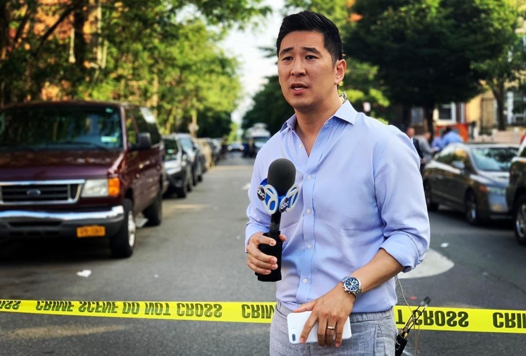 Nguoi dan ong chui boi, doa 'lay' Covid-19 cho phong vien goc A hinh anh