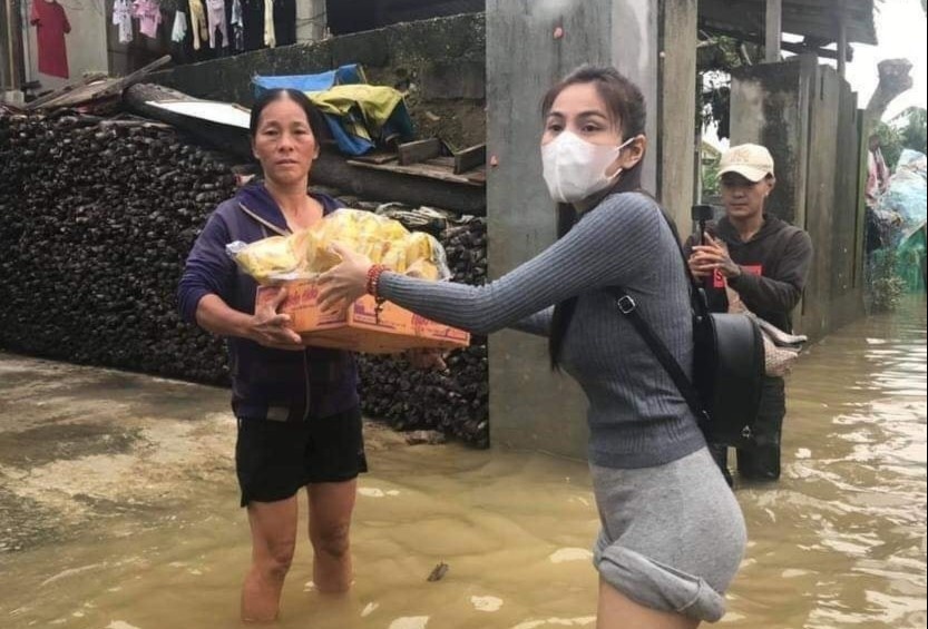 Thuy Tien bi che mac quan om di tu thien va su soi moi vo ly hinh anh
