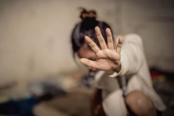 Co gai Singapore bi cha duong lam dung tinh duc gan 20 nam hinh anh