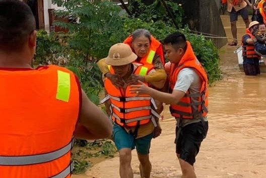 Nguoi dan Quang Tri len mang keu cuu trong dem lu hinh anh