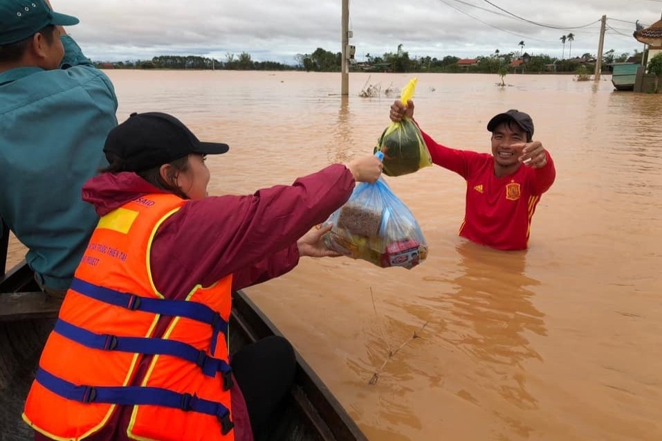 Mang 2.000 banh chung cuu tro mien Trung hinh anh