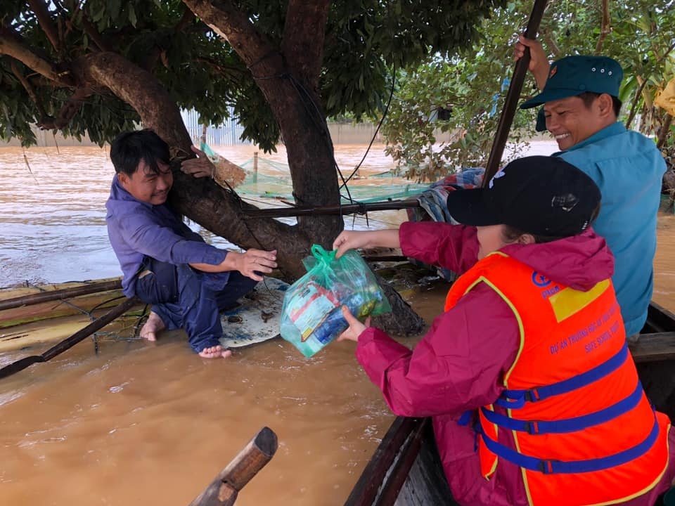 cuu tro mien Trung anh 2