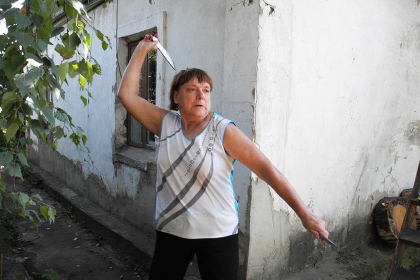 cụ bà vô địch phi dao ảnh 1 cu ba vo dich phi dao anh 1