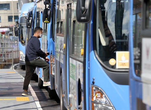 tan cong tai xe xe buyt anh 1