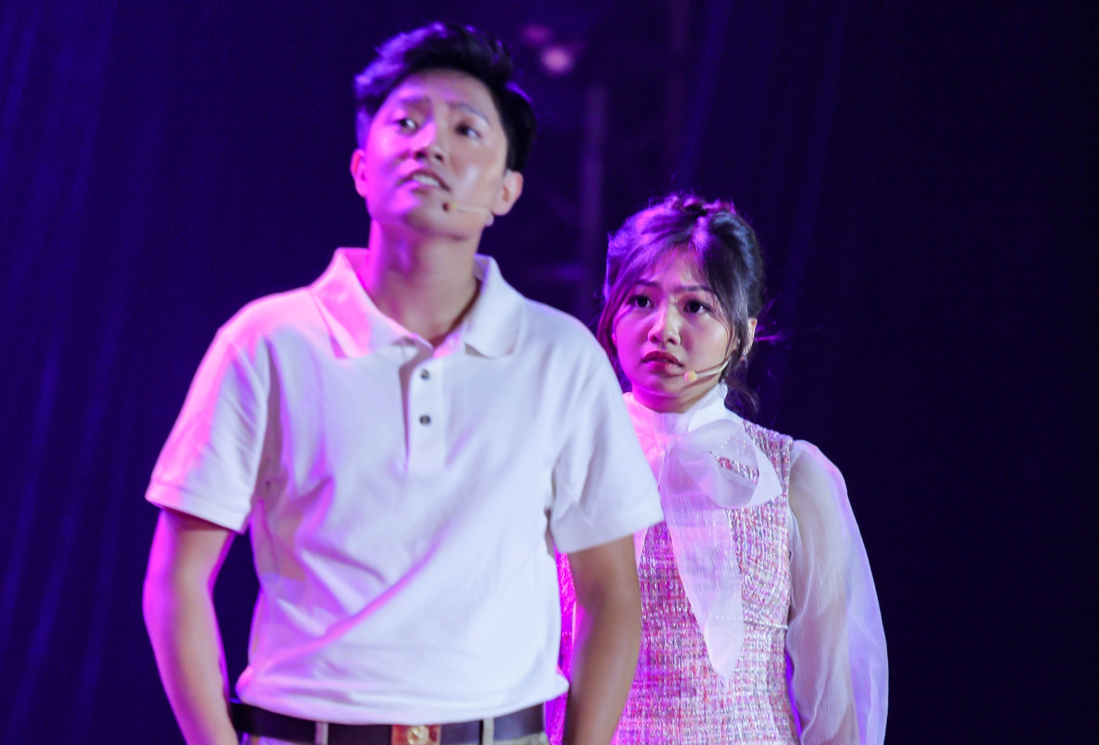 Hoc sinh truong Ams dien nhac kich bang tieng Anh hinh anh