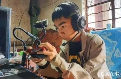 Chang trai Trung Quoc liet chan kiem tien nho livestream choi game hinh anh