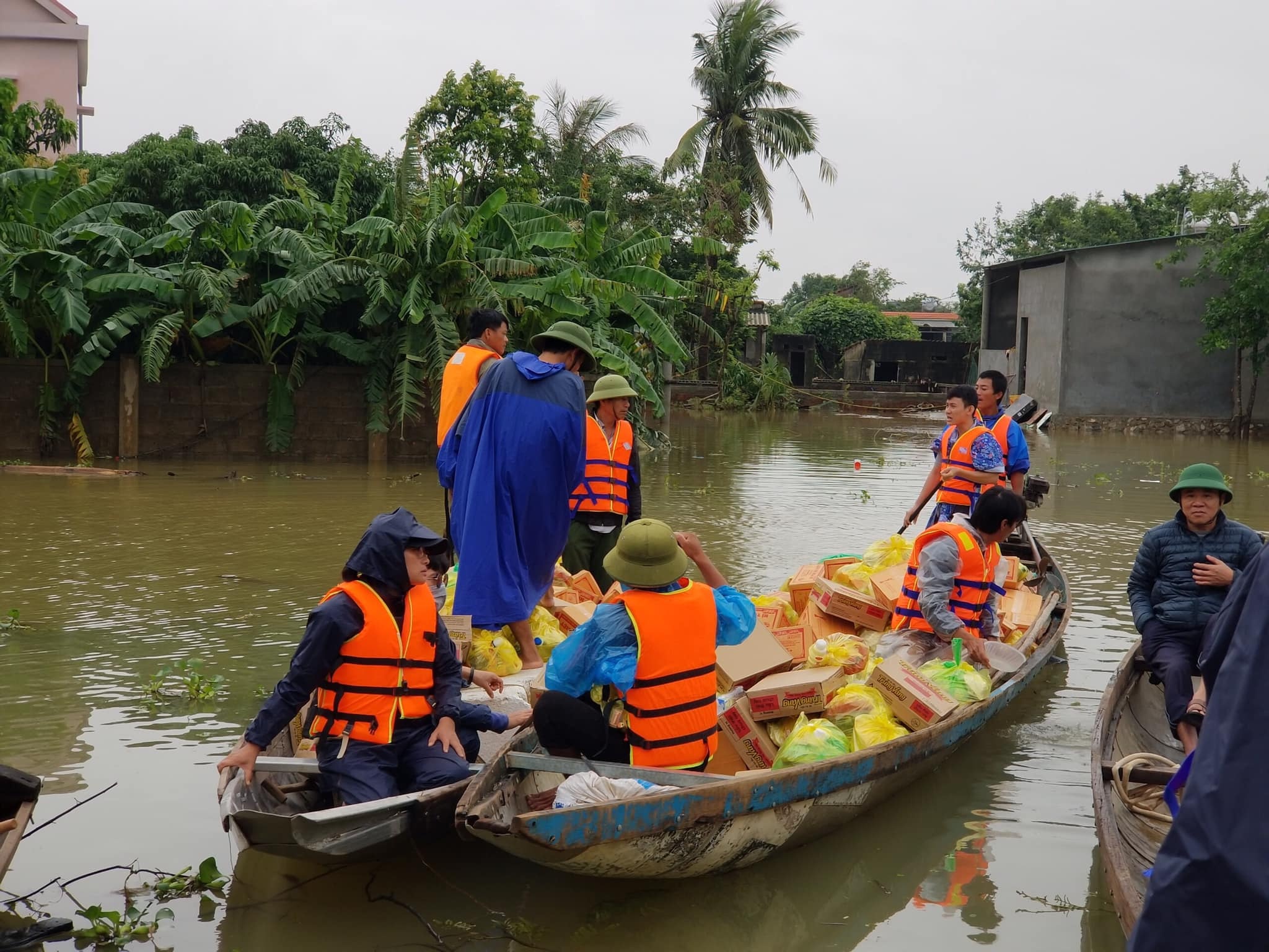 cuu tro mien trung anh 5