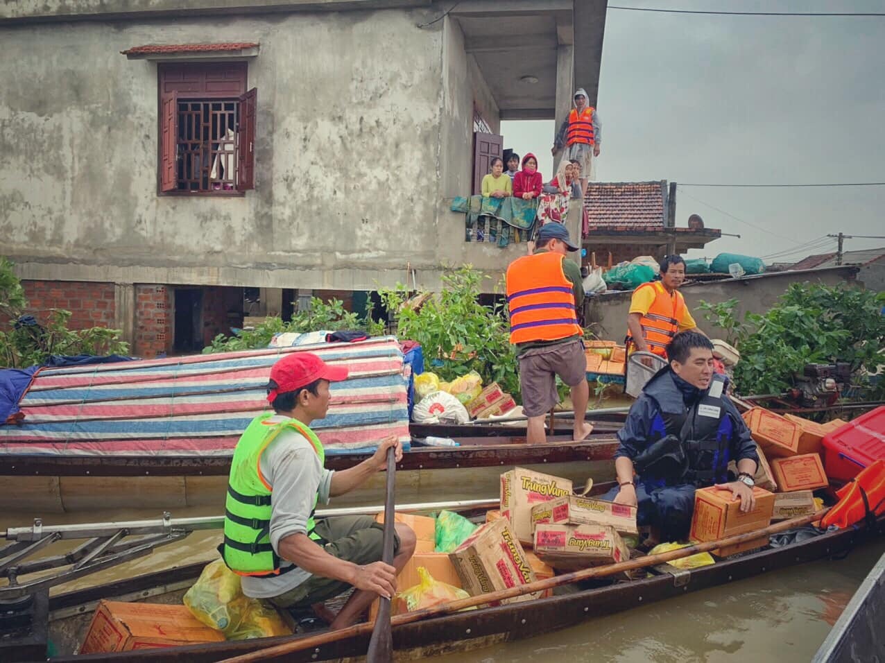 cuu tro mien trung anh 4