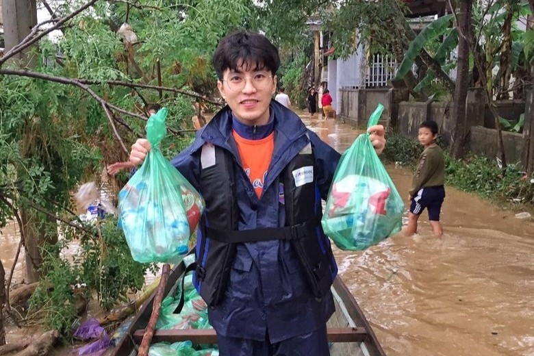 Doi chuyen du lich sang chanh thanh hanh trinh cuu tro vung lu hinh anh