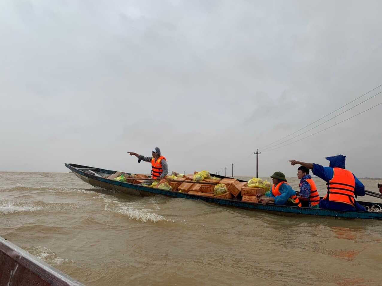 cuu tro mien trung anh 2