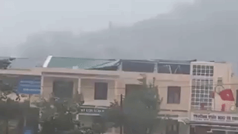 'Không gọi được về quê nhà trong tâm bão, lòng tôi như lửa đốt'