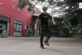 Chang trai Trung Quoc tung hung dien thoai bang chan hinh anh