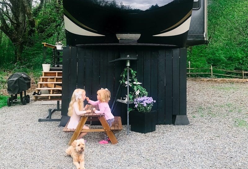 Gia dinh My 4 nguoi song trong can nha 40 m2 hinh anh