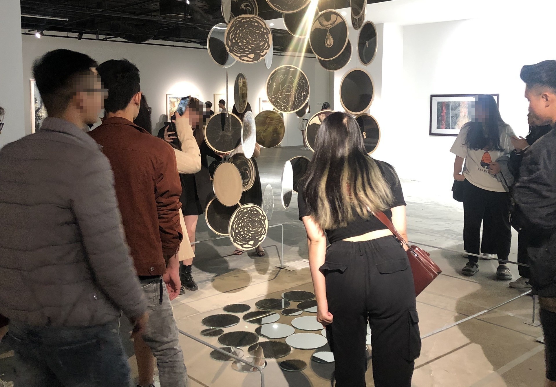 'Khong biet la trien lam nghe thuat hay studio cho gioi tre chup hinh' hinh anh