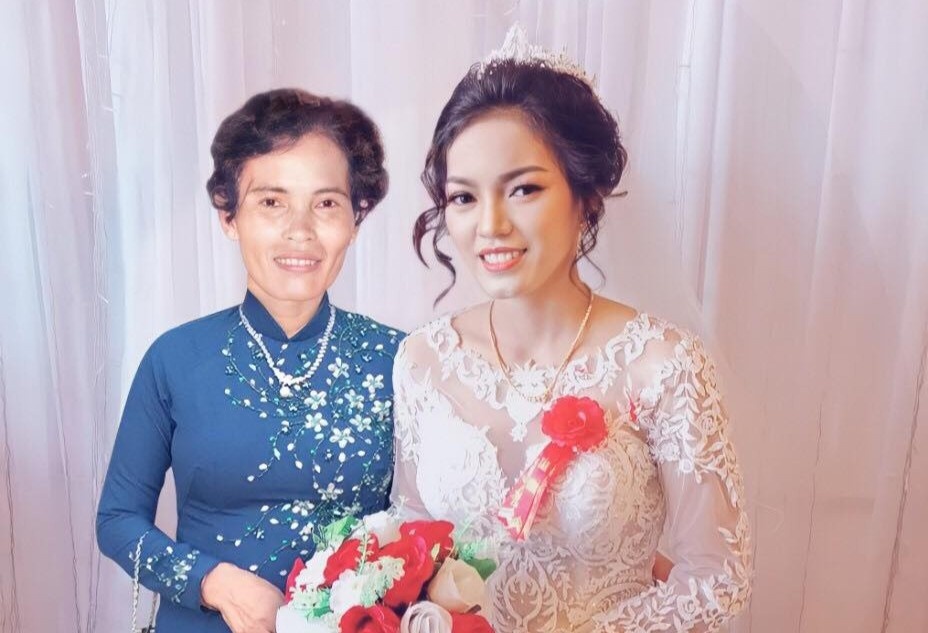 Me da mat xuat hien trong anh ngay cuoi con gai nho photoshop hinh anh