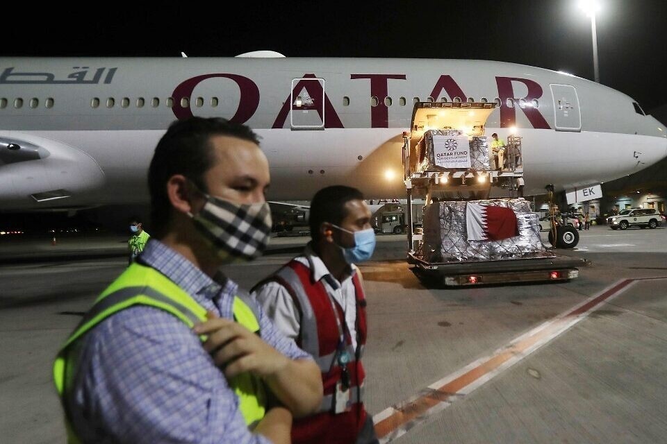 Tim ra nguoi me vut con moi sinh o san bay Qatar hinh anh