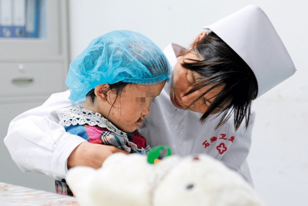 Nan bao hanh con cai gay nhuc nhoi o Trung Quoc hinh anh