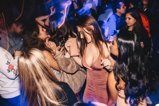 Gioi nha giau Hong Kong thanh nan nhan cua lan song Covid-19 thu tu hinh anh