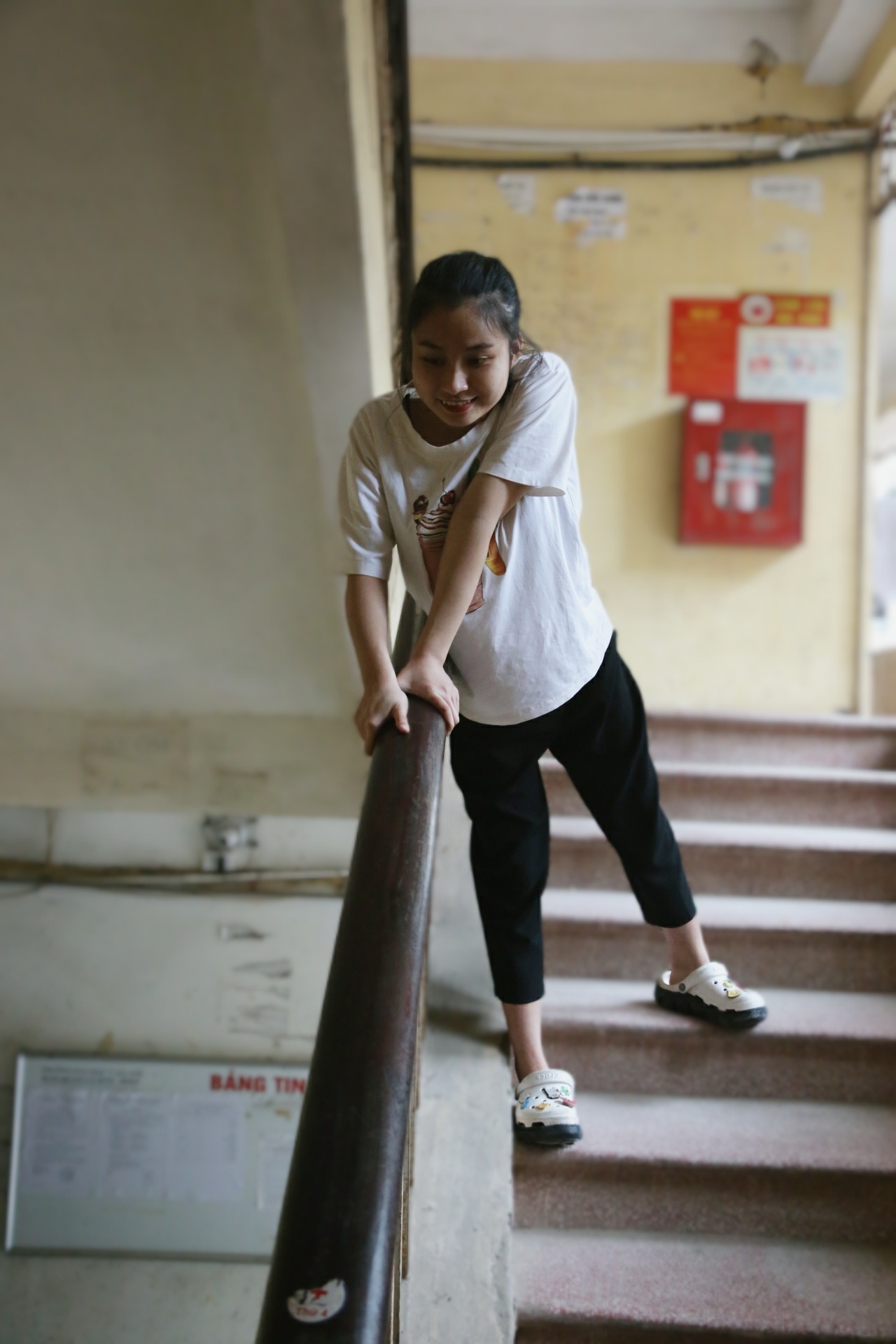 nu sinh dh Y bi tat chan anh 2