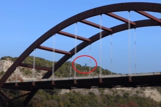 YouTuber nut so vi nhay tu cau cao 30 m o My hinh anh