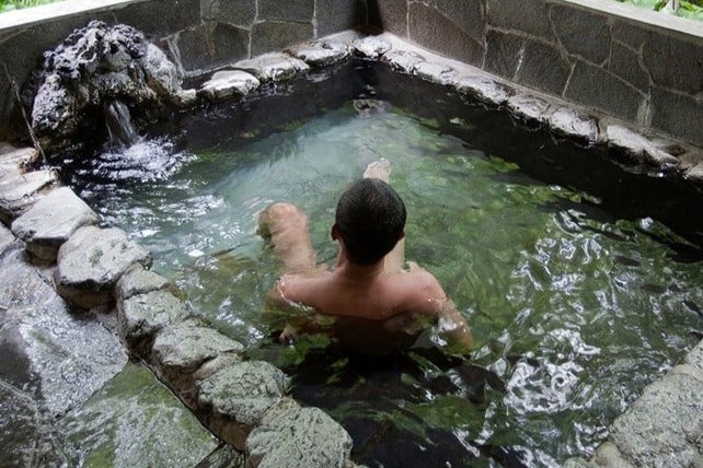 Benh nhan Covid-19 tron vien di tam suoi nuoc nong o Nhat Ban hinh anh