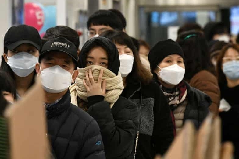 Nhieu cong ty Han Quoc doa phat nhan vien mac Covid-19 hinh anh