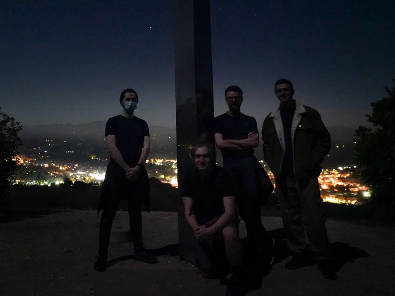 check-in cung khoi kim loai bi an anh 2