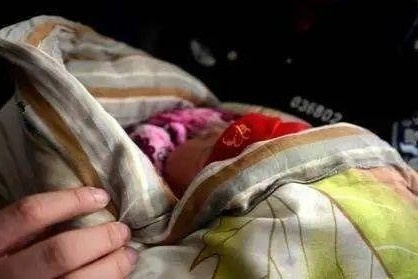 Cap vo chong Trung Quoc lay lai con gai sau khi ban vi hoi han hinh anh