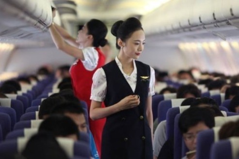 Tiep vien hang khong Trung Quoc duoc khuyen dong bim khi lam viec hinh anh