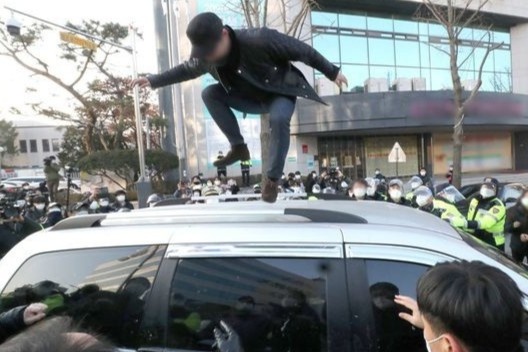 Bieu tinh, dap pha tai noi ten au dam Han Quoc sinh song hinh anh