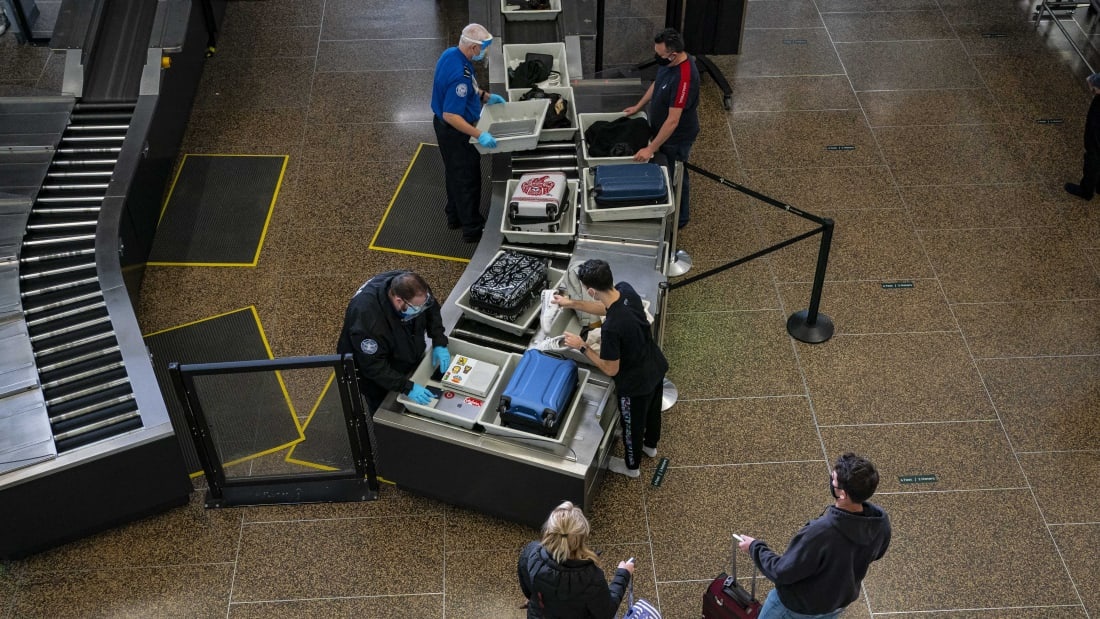 san bay vang lang mua dich anh 3