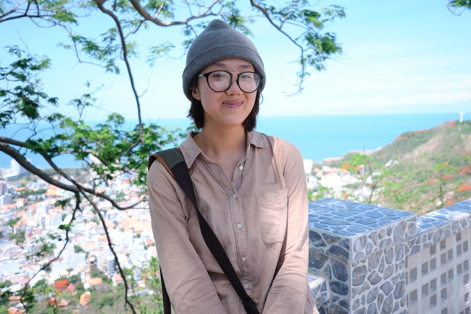 Co gai giau nghi luc lan toa tinh yeu voi sach hinh anh