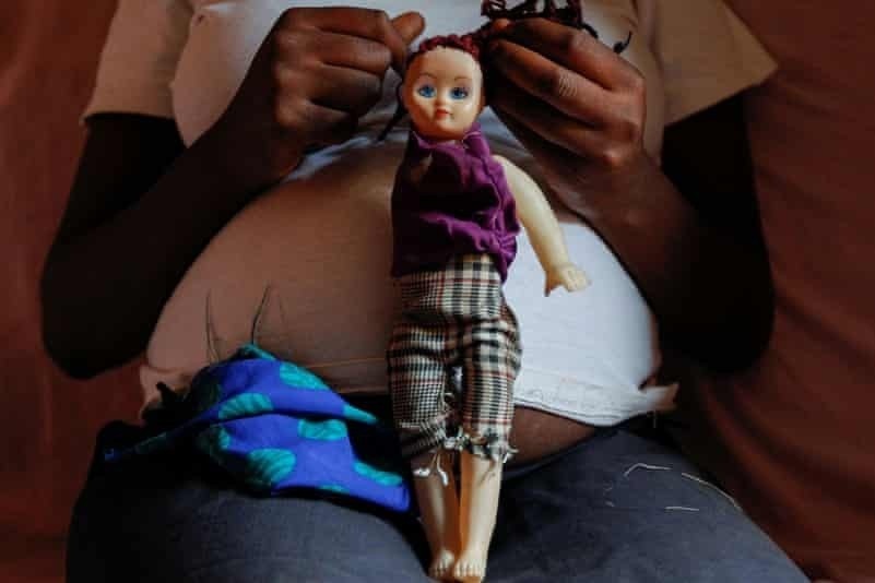 Nhung 'ba me nhi' khong the den truong o Kenya hinh anh