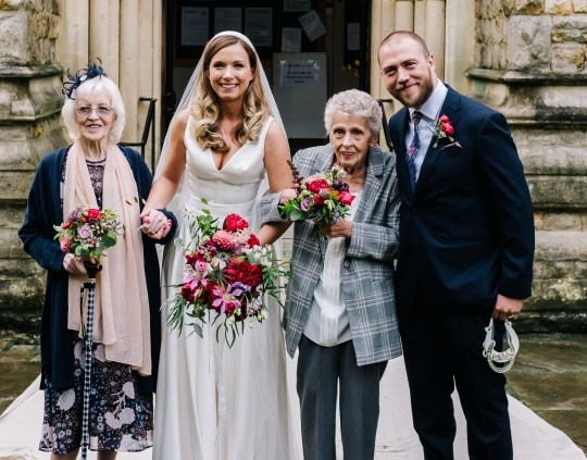 moi ba noi ngoai lam phu dau anh 1