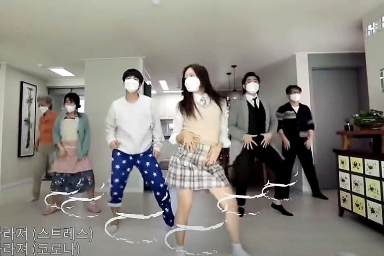 nhay mua o nha mua dich anh 1